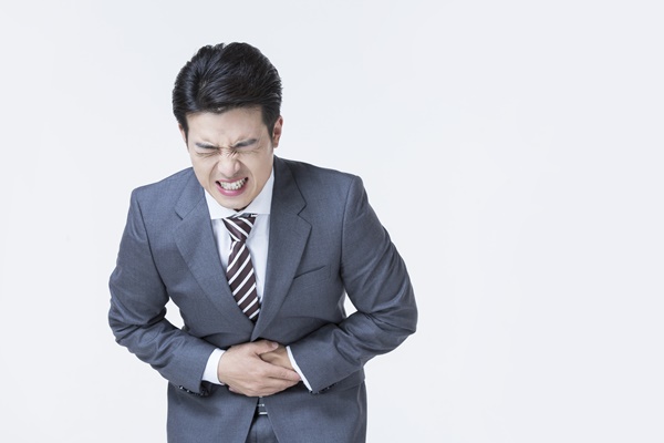잦은 복통 지속되는데 내시경 상 이상 없다면? 담석증 의심해야...